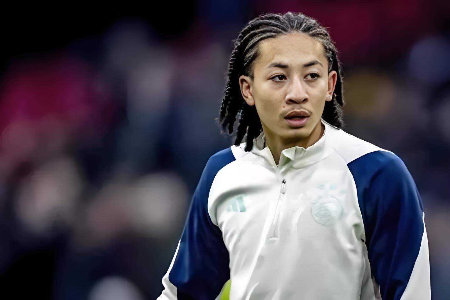 阿贾克斯的球员表现出色，赢得胜利，气势如虹