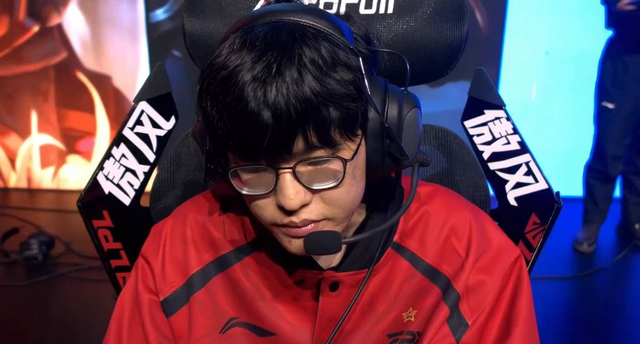 FNC横扫V5,Doinb关键团战开团秒人宿敌对决半决赛,点燃全场激情 FNC横扫V5,Doinb关键团战开团秒人宿敌对决半决赛,点燃全场激情