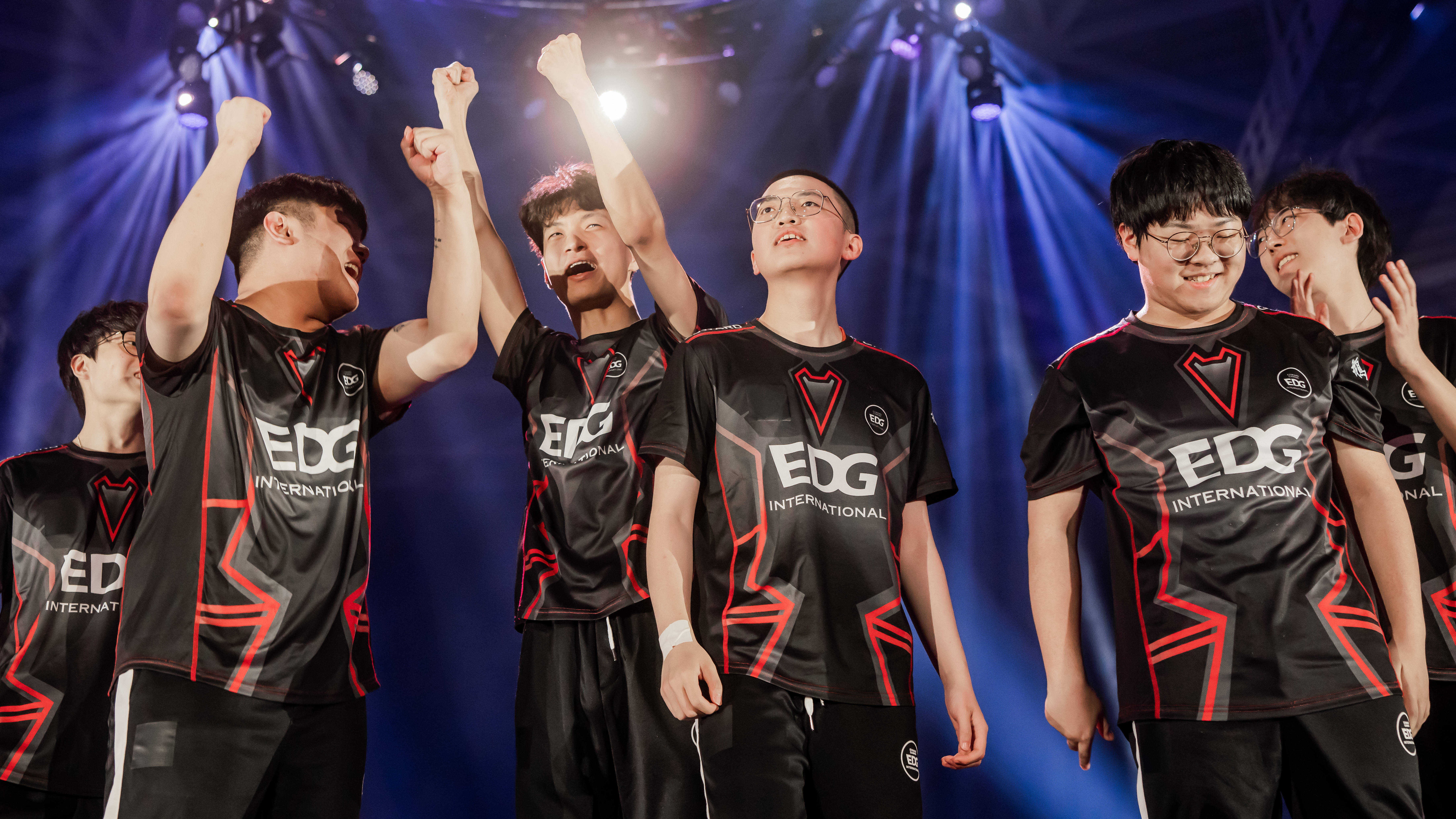 V5碾压100T，Kanavi打出惊人五杀强强对话小组赛，留下经典瞬间的简单介绍